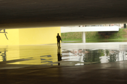 Pessoa caminhando sozinha no museu Oscar Niemeyer em Curitiba