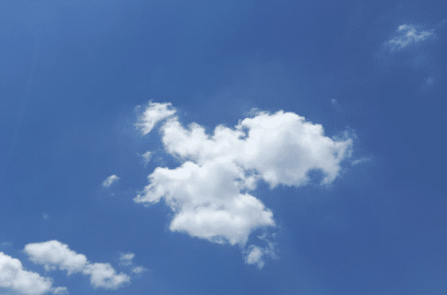 Céu Azul com poucas nuvens