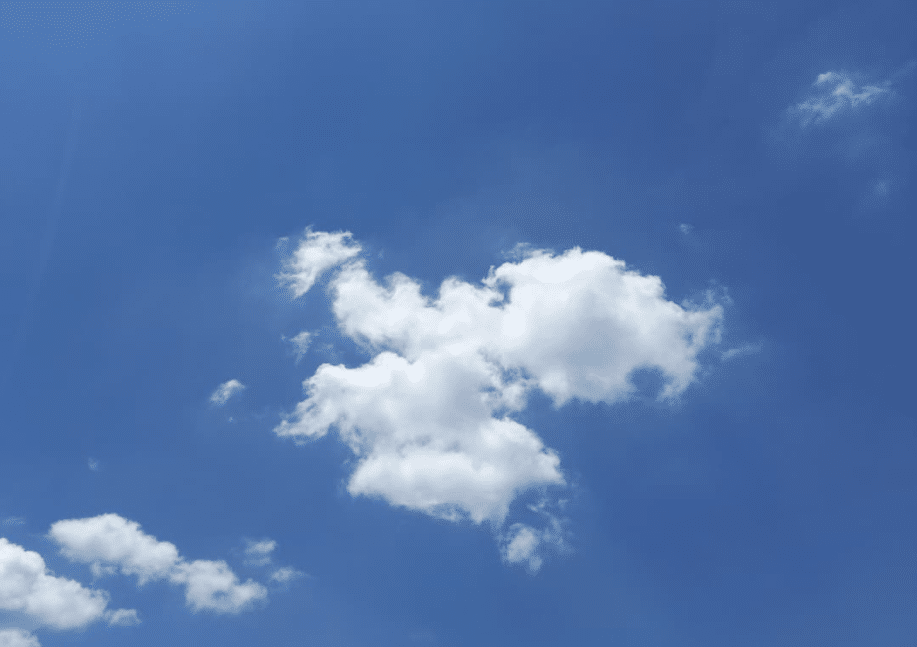 Céu Azul com poucas nuvens