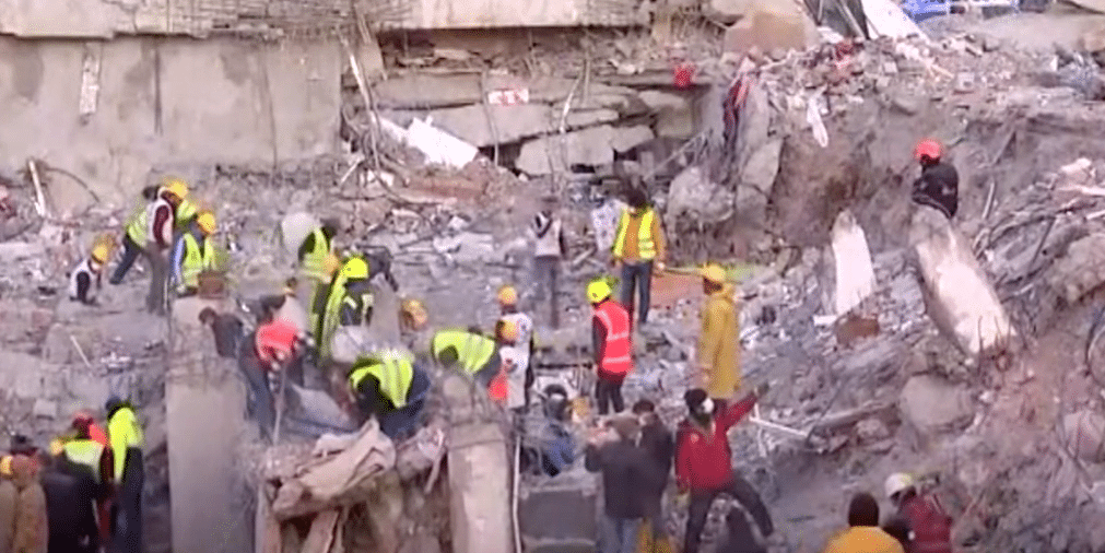 Escombros na Turquia depois do terremoto ocorrido em 6 de fevereiro de 2023.