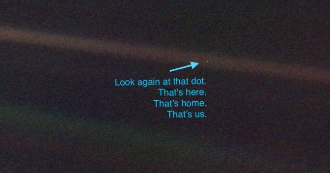 Imagem do planeta terra vista a 4 bilhões de quilômetros de distância, ao cruzar Saturno.