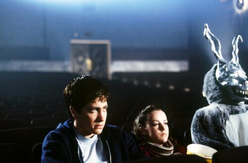 Cena do filme Donnie Darko com o protagonista, sua namorada o coelho gigante que o acompanha
