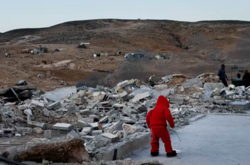 Criança caminhando sobre as ruínas do ex-assentamento de Massafer Yata, na Cisjordânia. (Imagem de divulgação do documentário Sem chão)